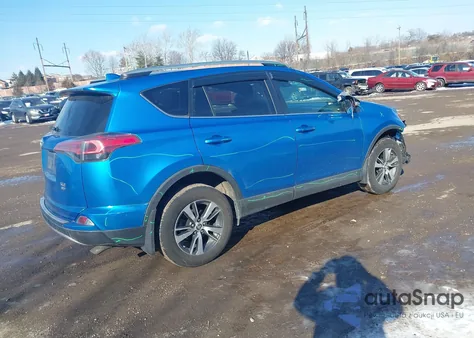2018 Toyota Rav4 Xle z USA, uszkodzony, nr VIN 2T3RFREV6JW752717